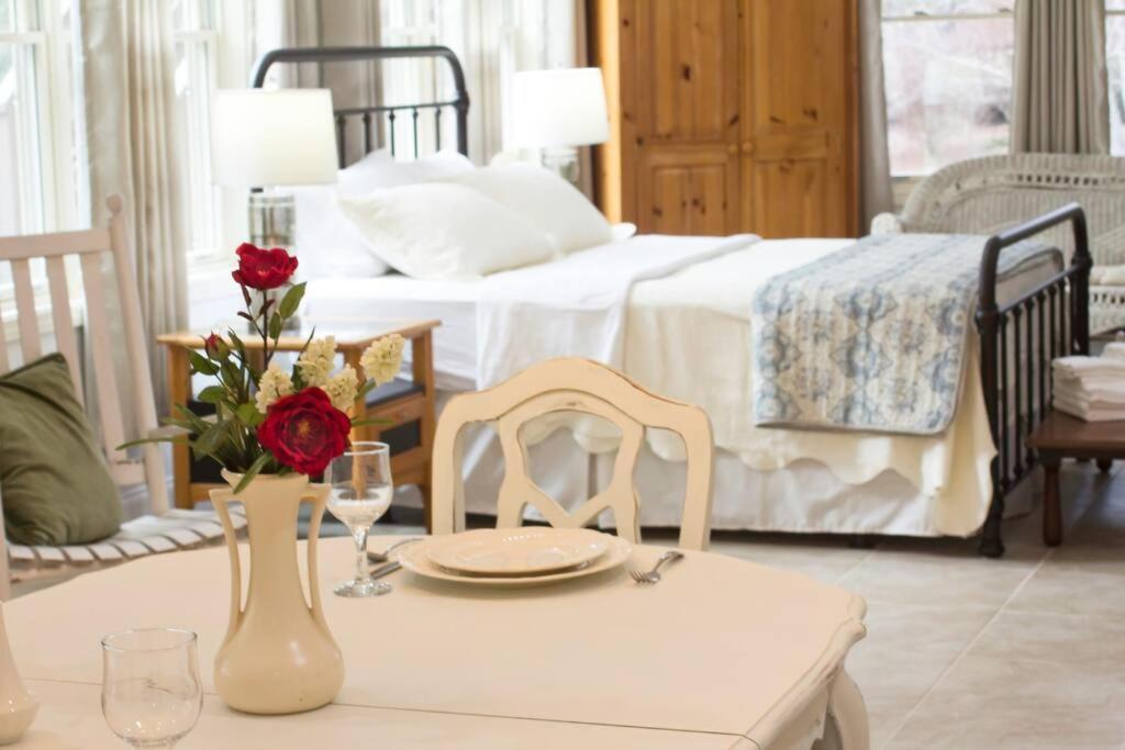 Bluebirds Nest 10 Min To Avl Biltmore Hot Tub Cont Bkfst Sparkling Water Asheville Exteriör bild